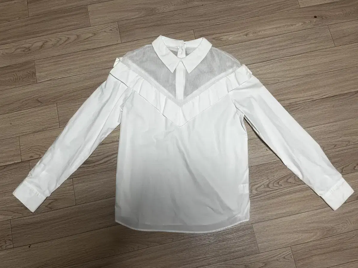 A high-quality blouse with a pretty shoulder (free)