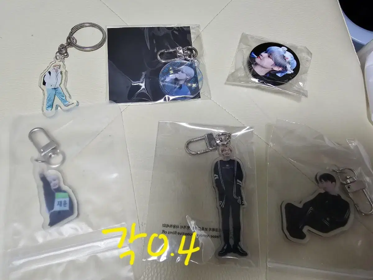 I sell SF9 unofficial goods(SF9 Keyring, SF9 Hand Mirror, SF9 Debt, SF9 Badge)