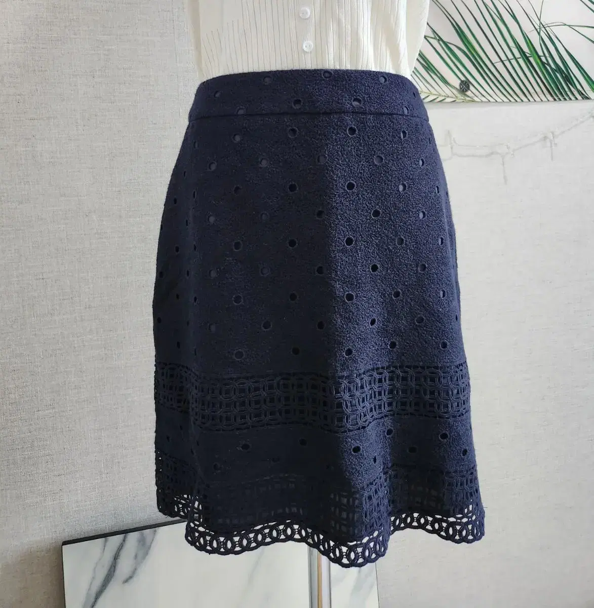 SUBI SO UNIQUE) Punched Navy Skirt 55(M)