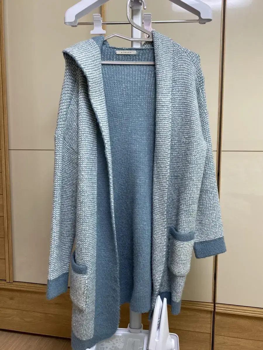 Almost new product. Knit cardigan. Easy to wear.