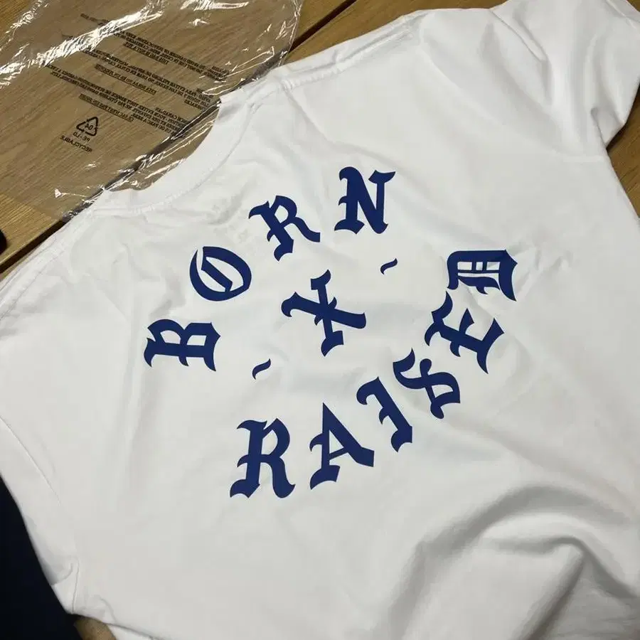 본앤레이즈드 born x raised 티셔츠