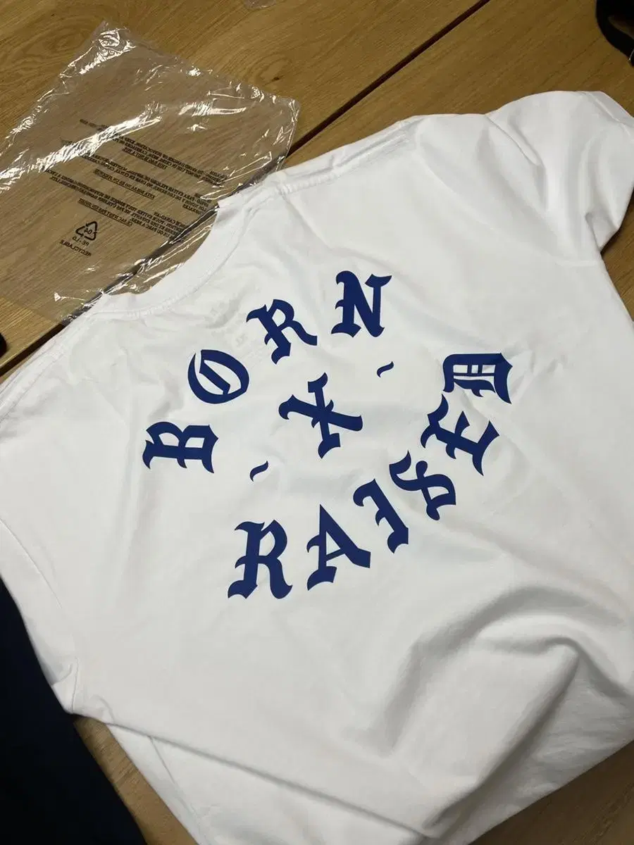 본앤레이즈드 born x raised 티셔츠