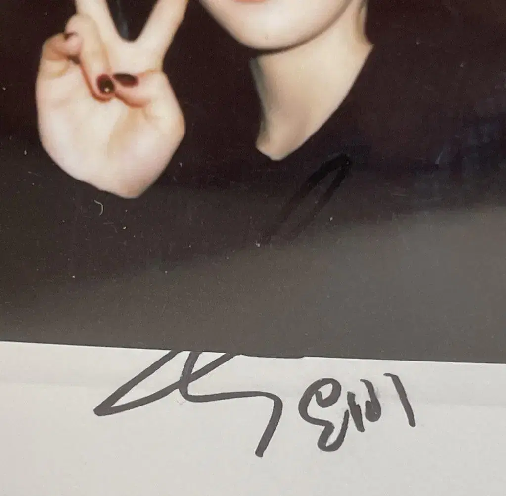 Eunbi Kwon polaroid sign (Sudden Attack)