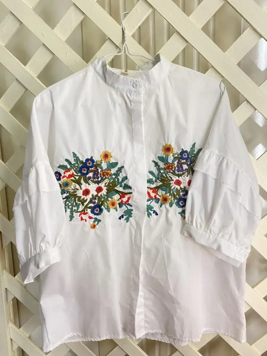 New clothes) High-end flower embroidery balloon shirt (yeoreum gud