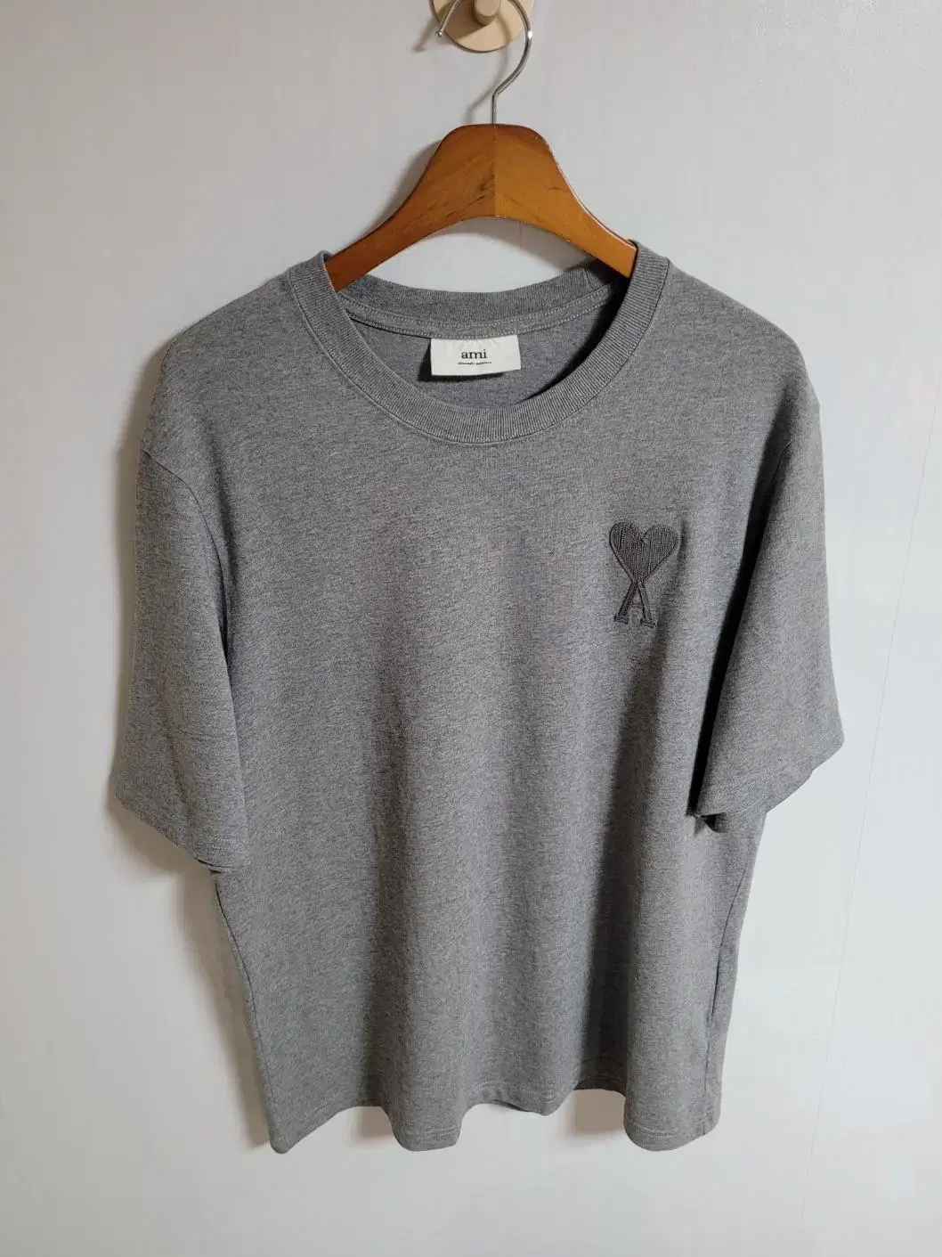 Army gray tonal chanyoung big heart embroidered short sleeve t-shirt M