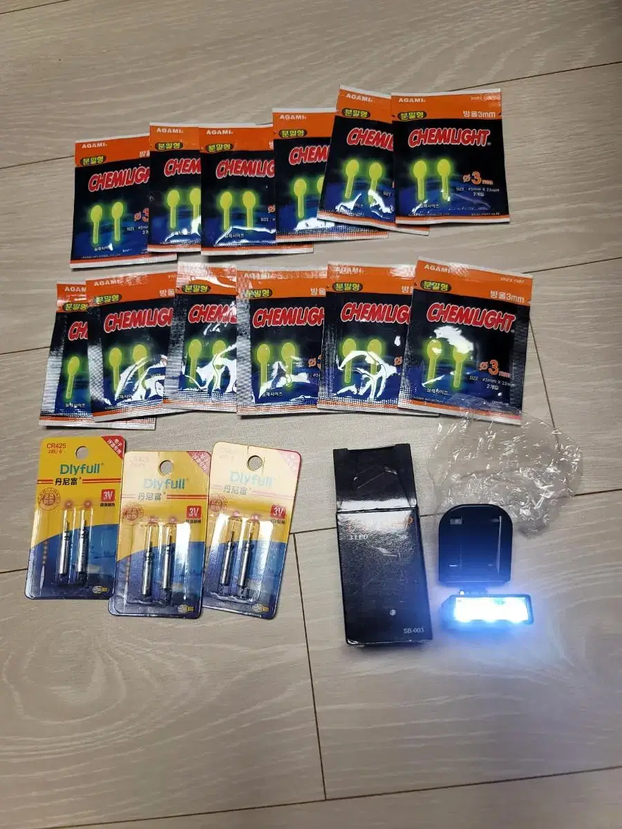 3 sets of 425 batteries, 3 bags of Agamike Mi 12, 3 head lantern batteries included