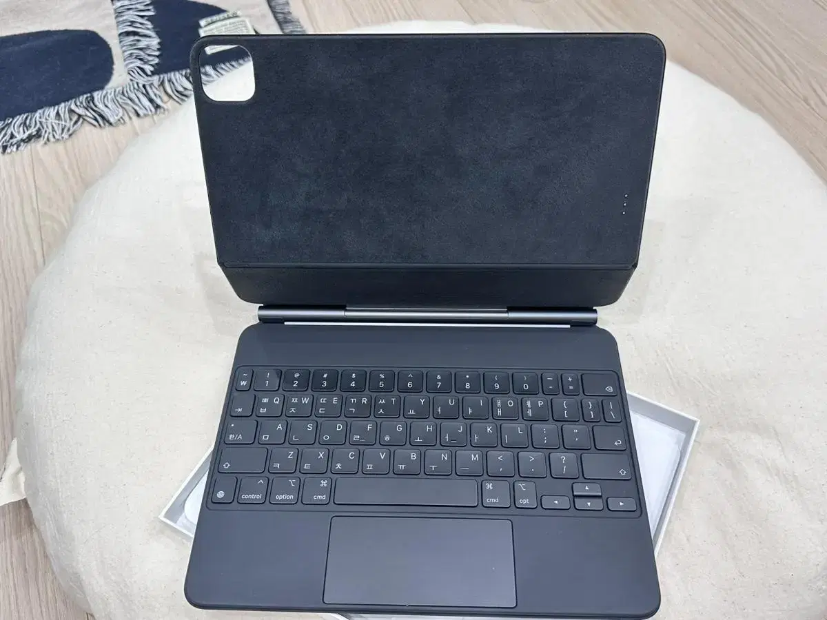 iPad 11-inch Magic Keyboard