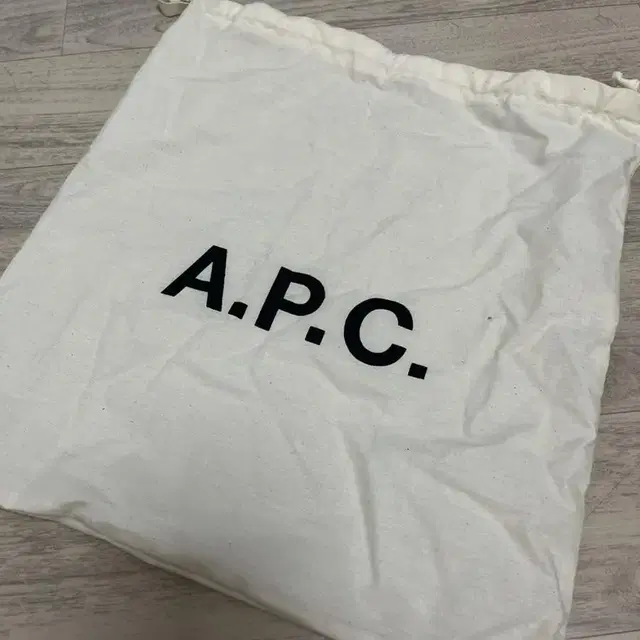 APC 아페쎄 하프문(미니 아님) 브라운 컬러 판매합니다.