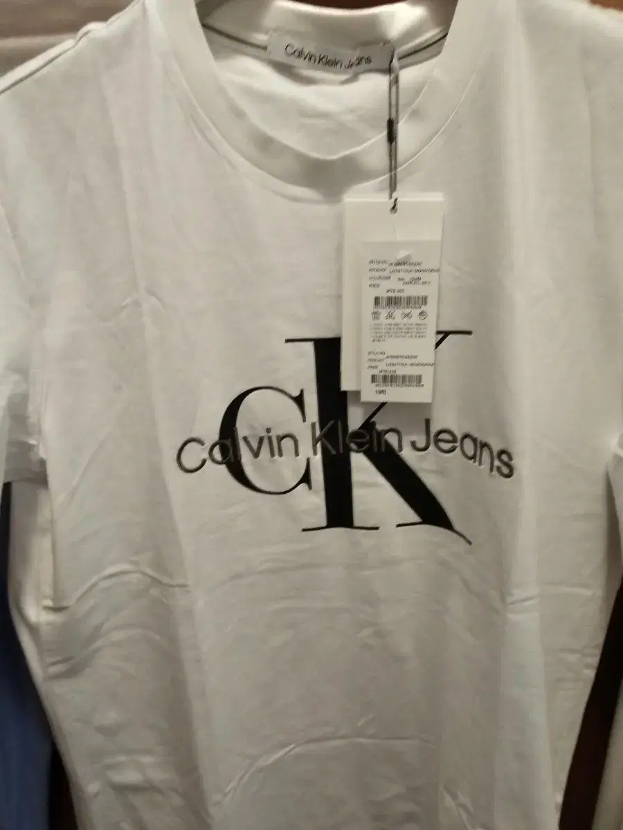 Kelvin Klein luxury big logo white short sleeve new in june made short sleeve sealed wts