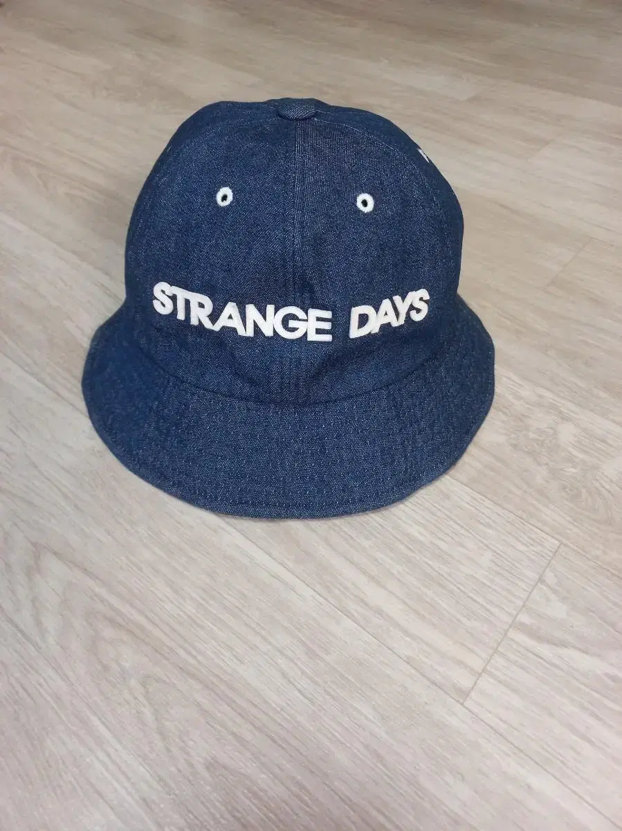 (F) Denim bucket hat/bobble hat