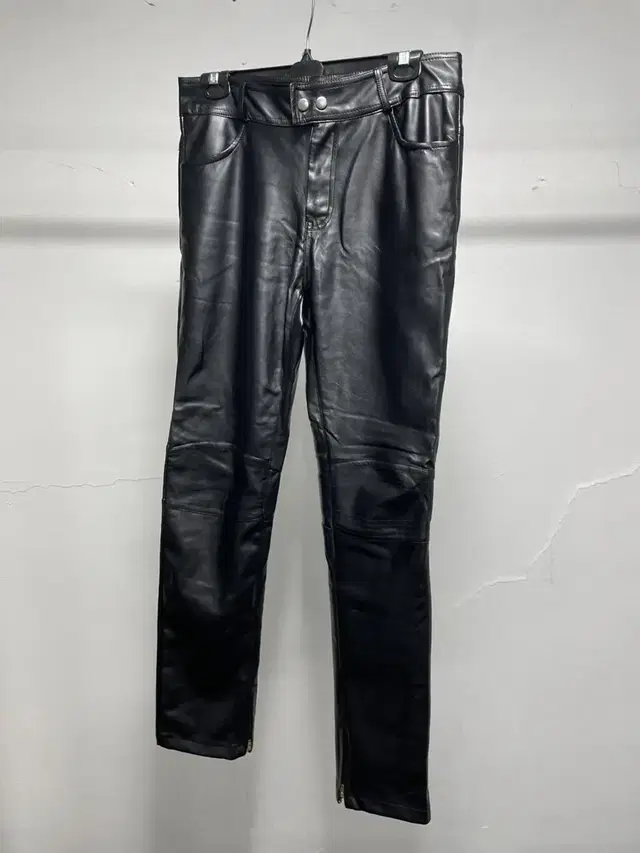 Twobutton biker leather pants