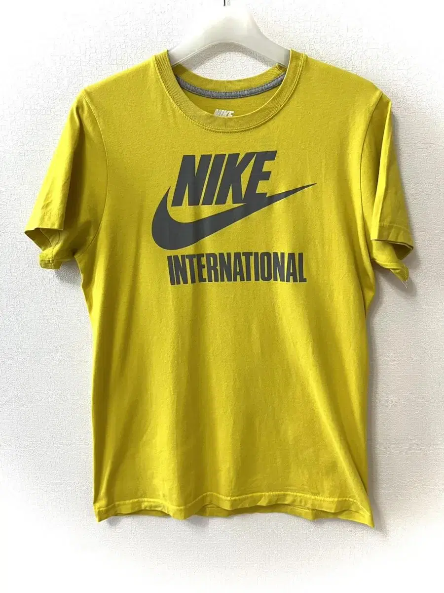 Nike International 90s Big Swoosh T-Shirt LSlim Fit