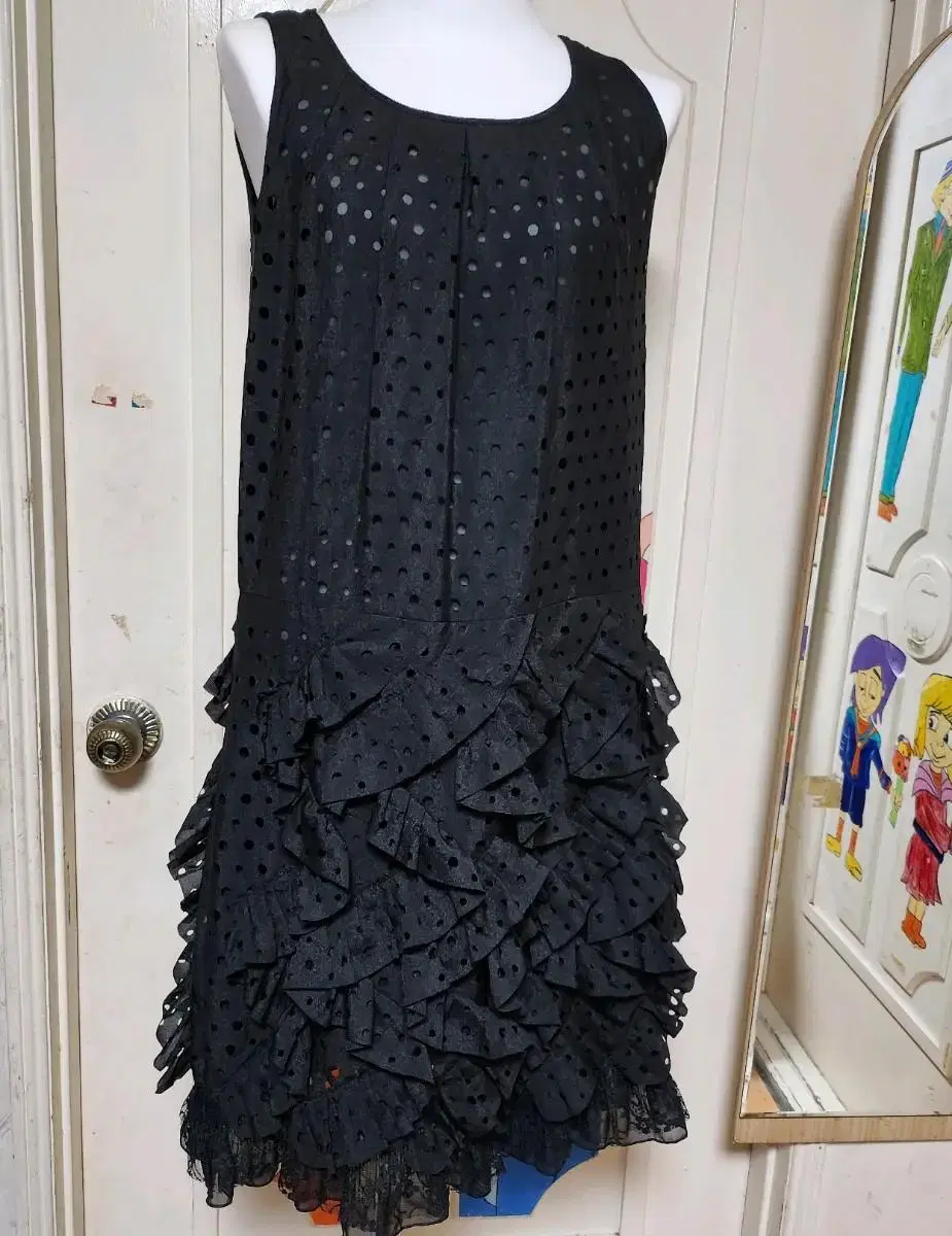 (55) imported label cut three-dimensional punching black silk one piece