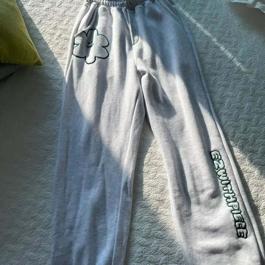 새상품 [EZwithPIECE] DAISY SWEAT PANTS