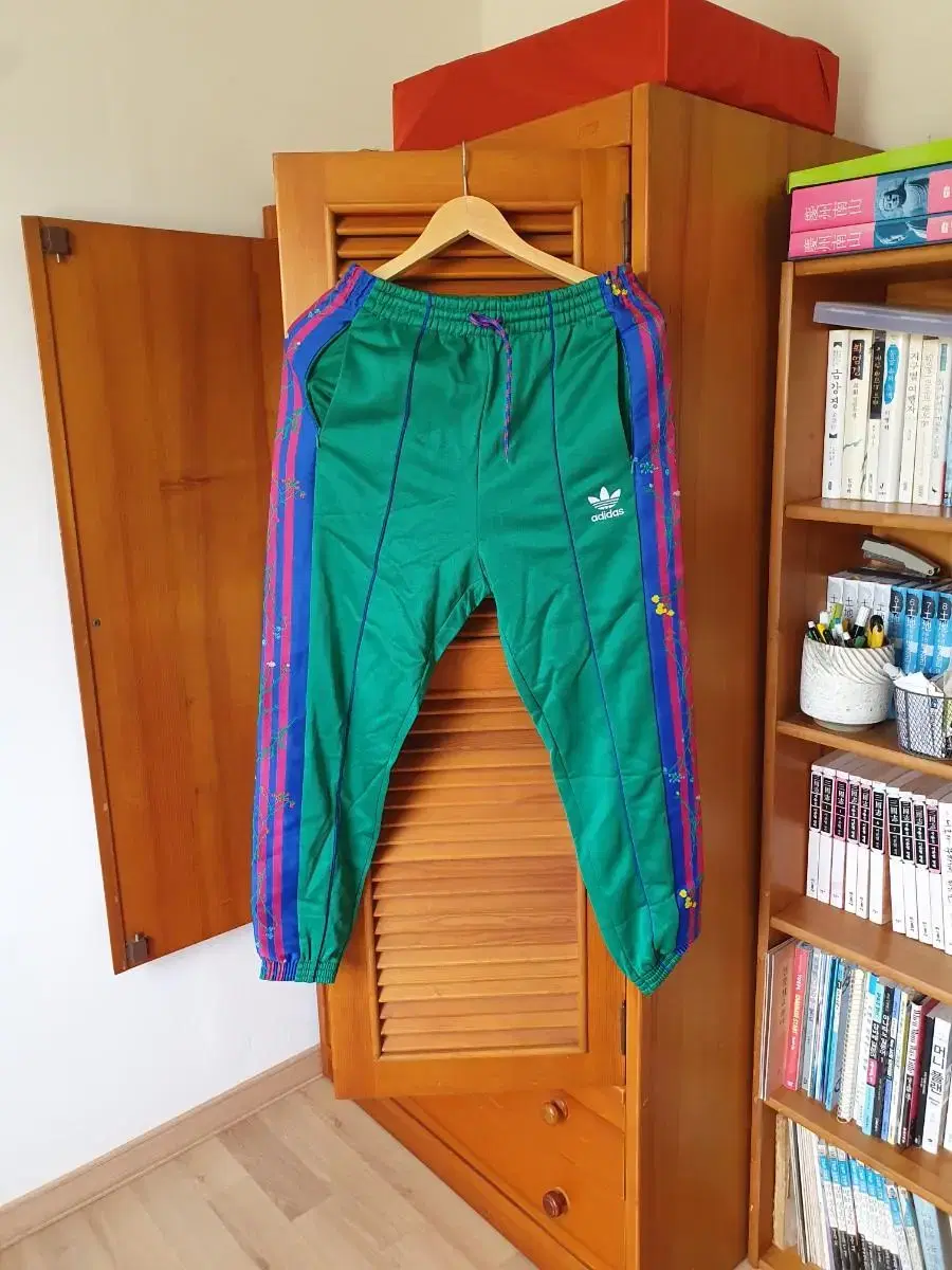 New product Adidas logo three-striped oriental pattern training pants size 31