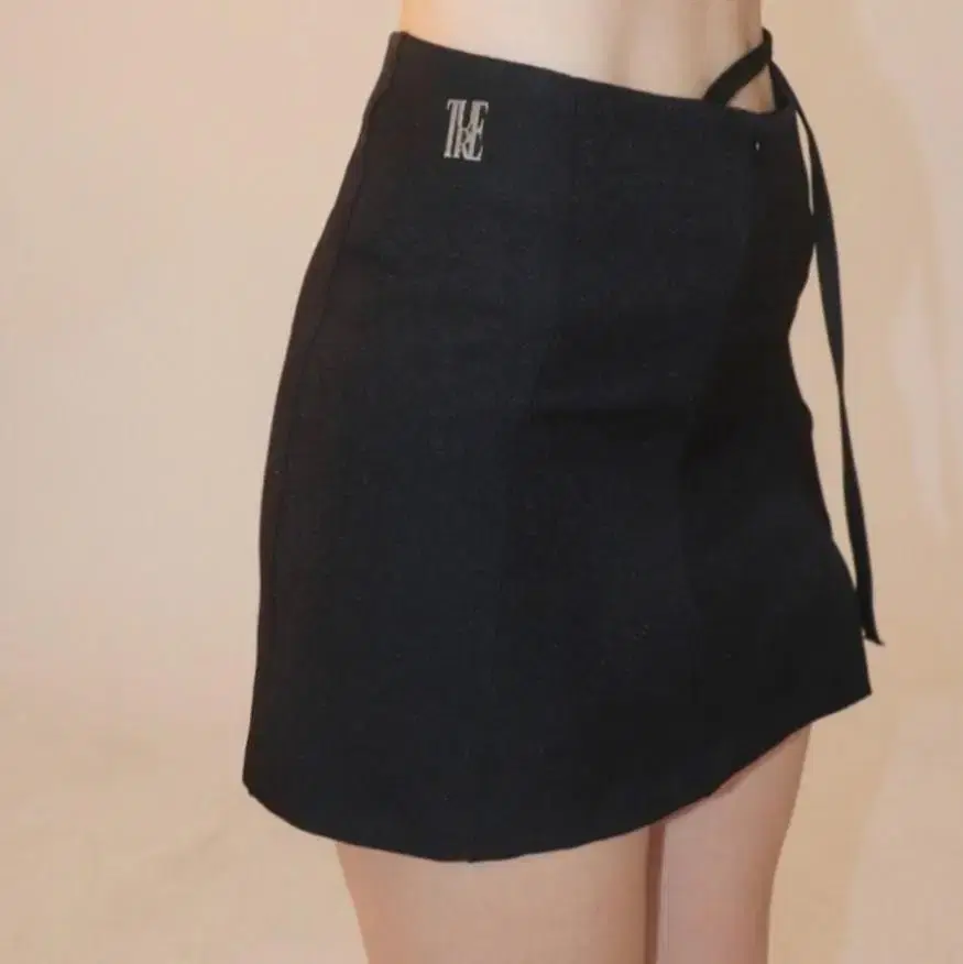 (오늘만가격내림)티유알이 TURE strap unbalance skirt