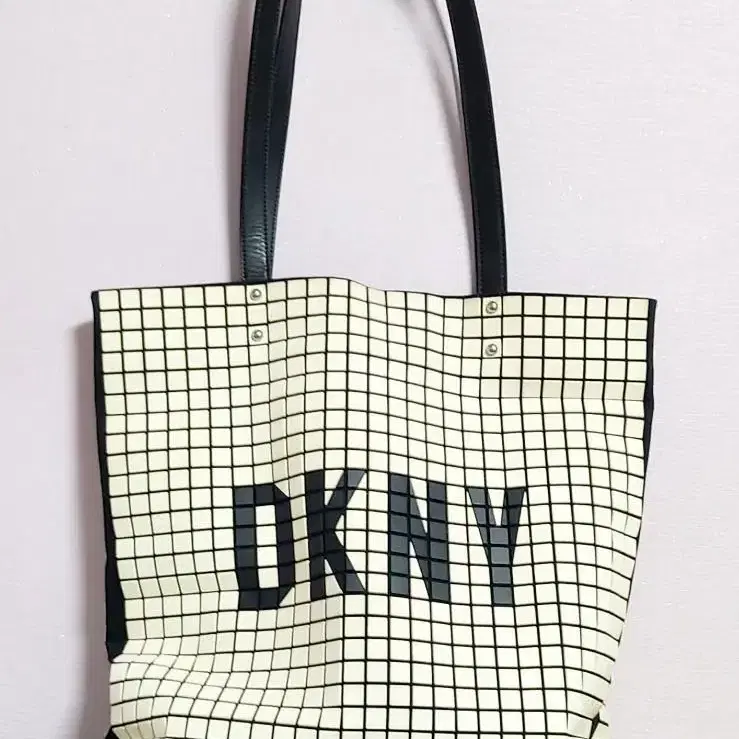 DKNY.  바오바오 가죽 쇼퍼백 숄더백