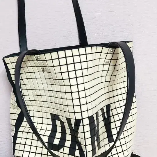 DKNY.  바오바오 가죽 쇼퍼백 숄더백