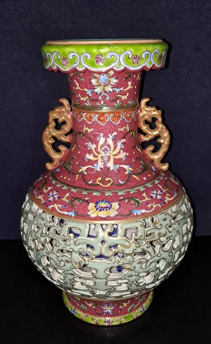 A hollowed-out vase that resembles a powdered enamel vase that was sold for 11 billion won.