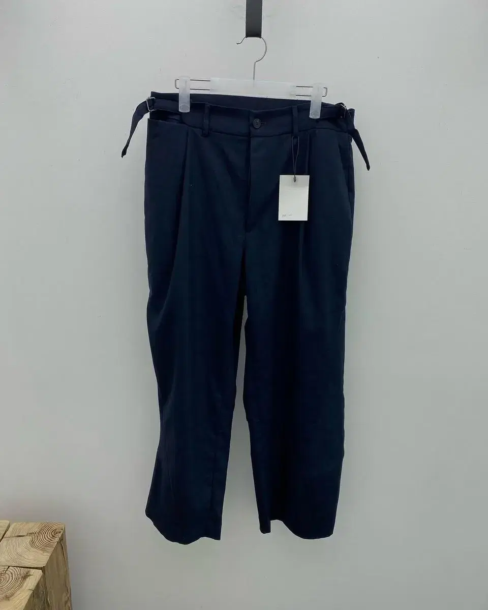 [4] Hatching Room Triangle Trouser Navy Check Wool