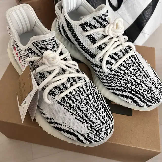 이지 부스트 350 v2 지브라 240사이즈 yeezy zebra