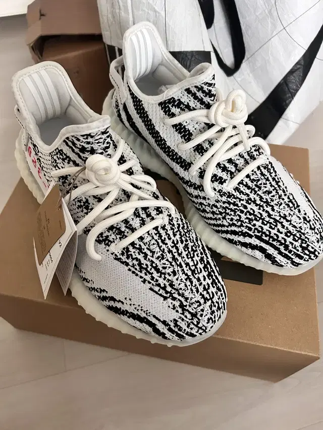 이지 부스트 350 v2 지브라 240사이즈 yeezy zebra