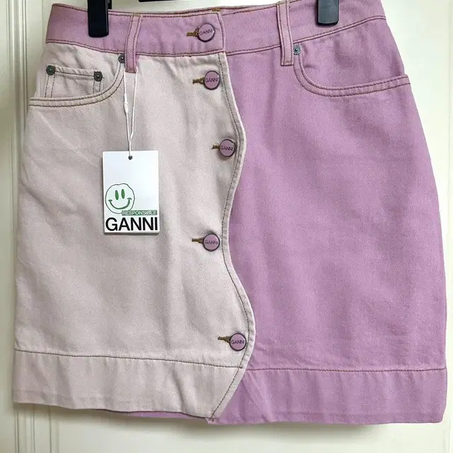 GANNI 가니 WAVE BUTTON SKIRT LIGHT PINK