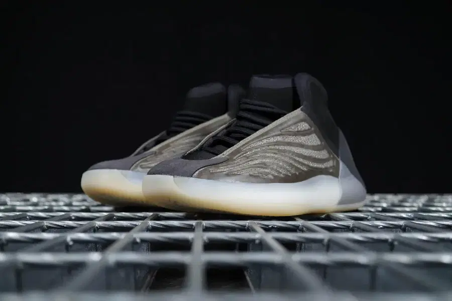 阿迪达斯 Yeezy Quantum Barium H68771