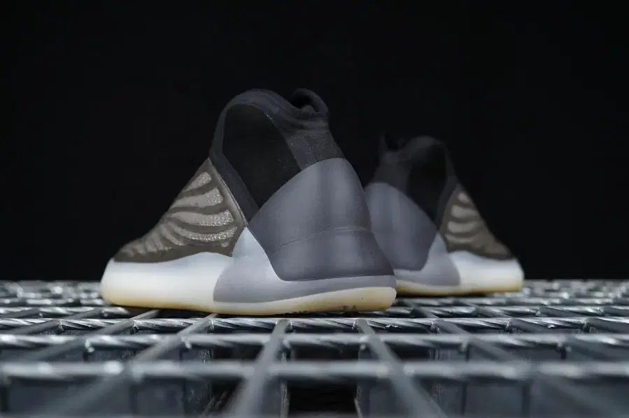 阿迪达斯 Yeezy Quantum Barium H68771