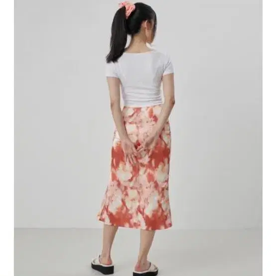 큐리티 C SATIN MIDI SKIRT_RED 스커트