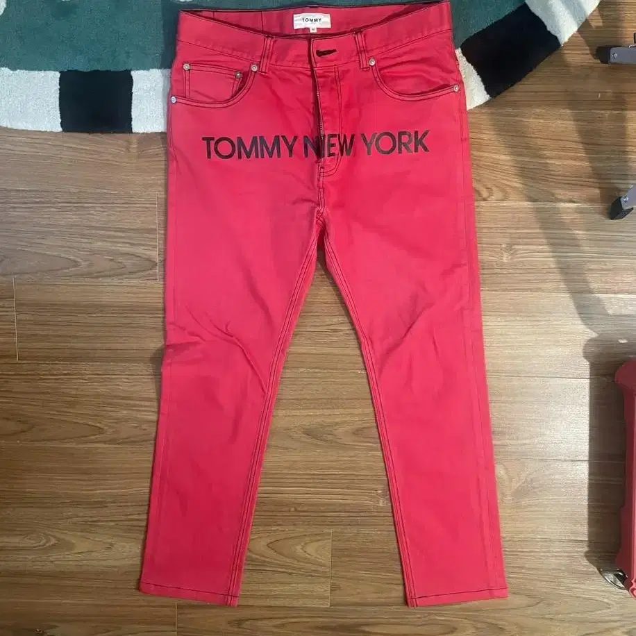 TOMMY 레드진 데님 청바지