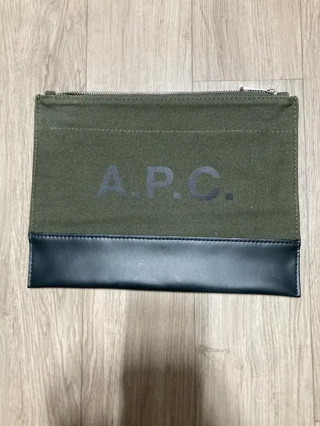 아페쎄 APC 카키 클러치