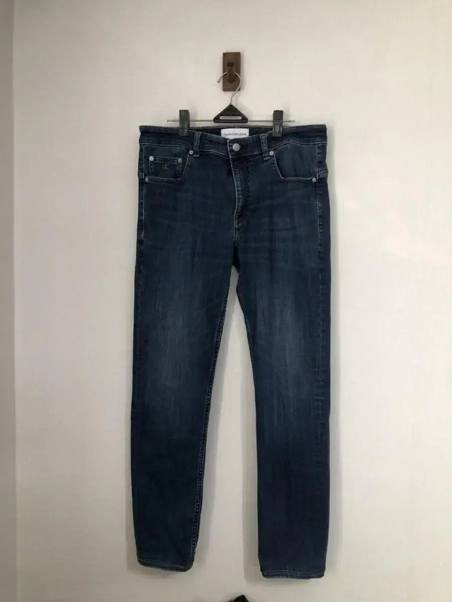 (32)Calvin Klein Body Fit Jeans