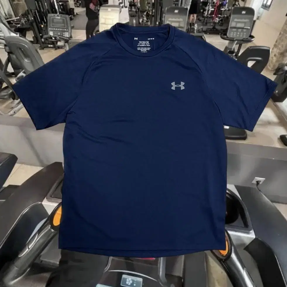 UNDER ARMOUR poly T-shirt