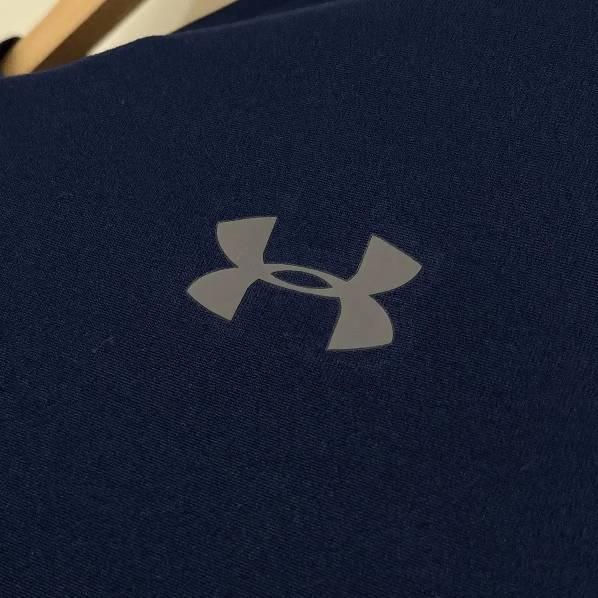 UNDER ARMOUR poly T-shirt