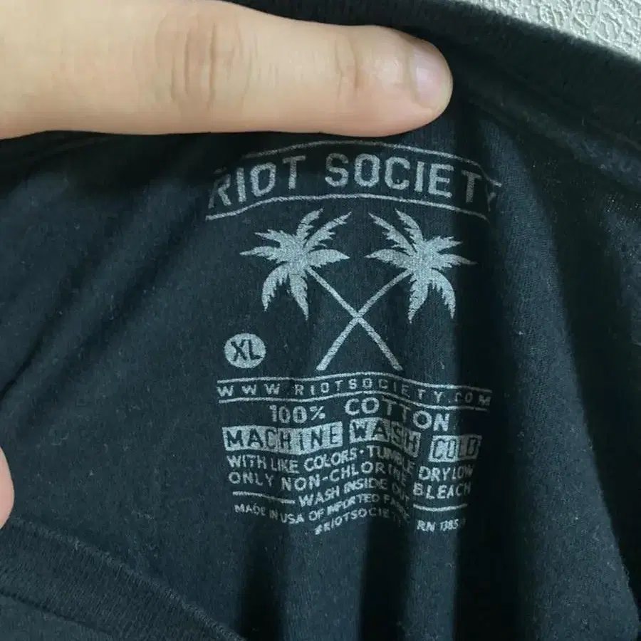 riot society t-shirt xl