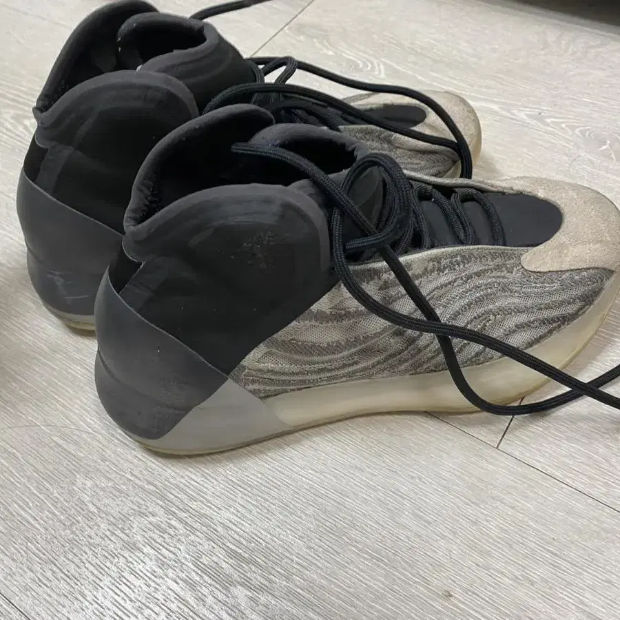 아디다스 yeezy QNTM Lifestyle 퀸텀