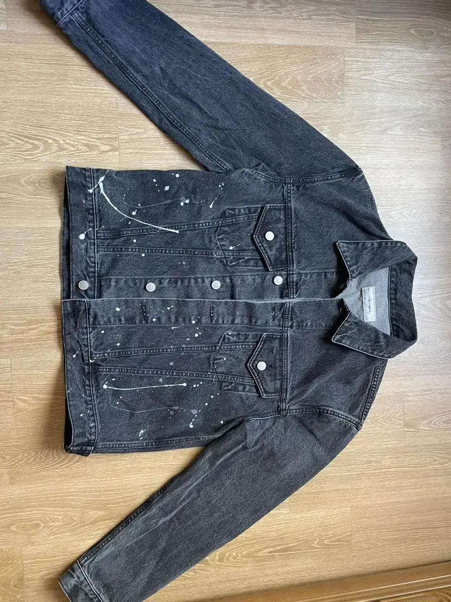 I'm selling a Tony Weck jean jacket, size L.