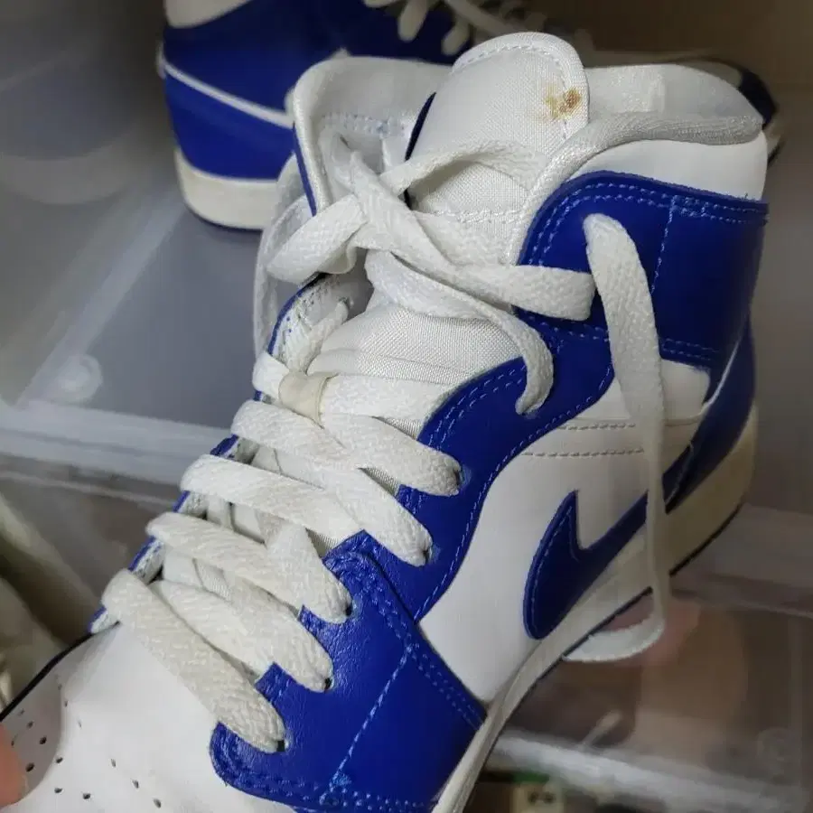 Jordan 1 Mid white Hyper Royal