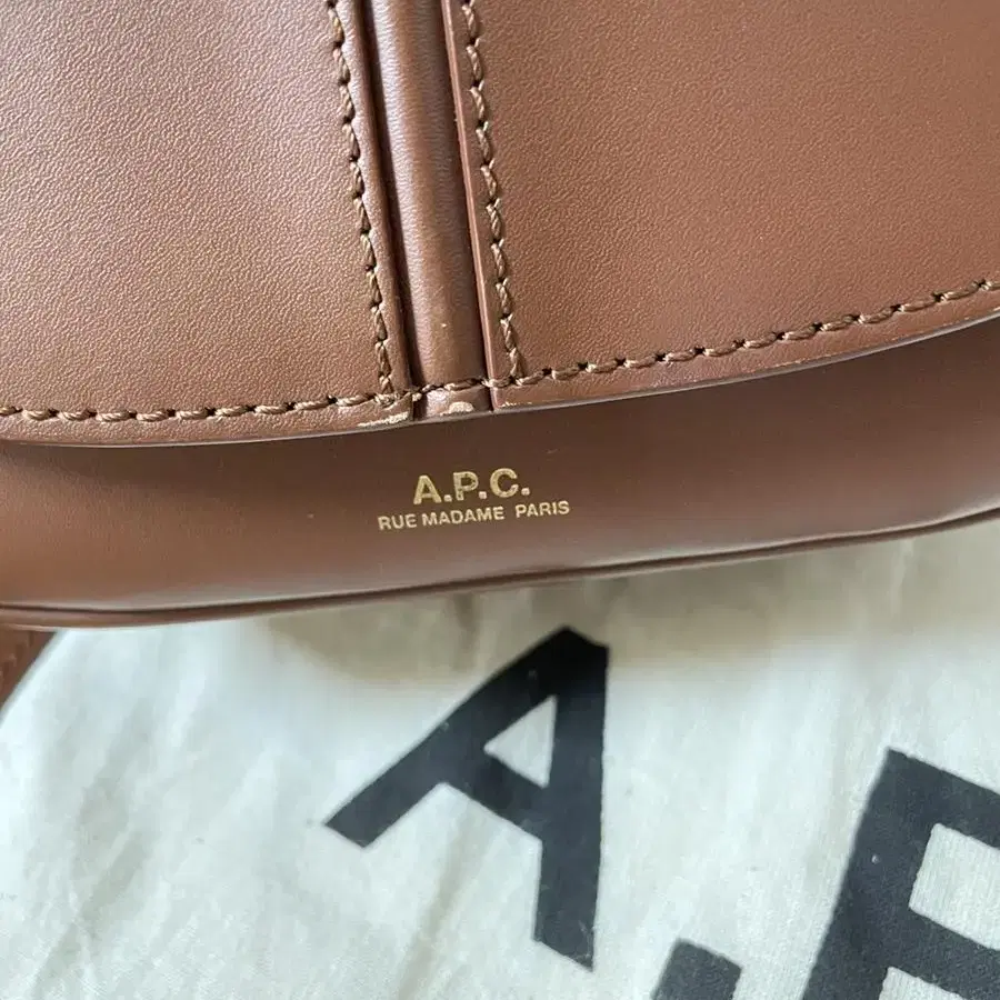 A.P.C. 아페쎄 베티백 브라운