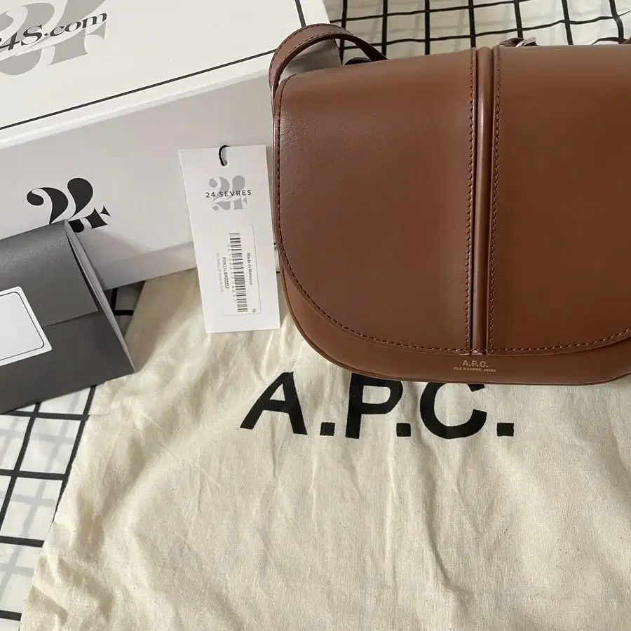 A.P.C. 아페쎄 베티백 브라운