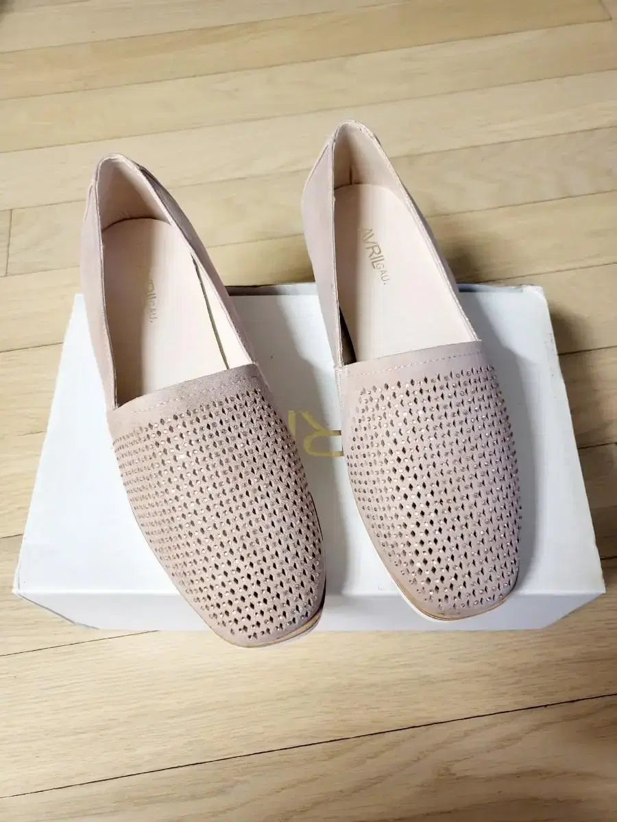 April Gaou Natural Sheepskin Slip-On 230