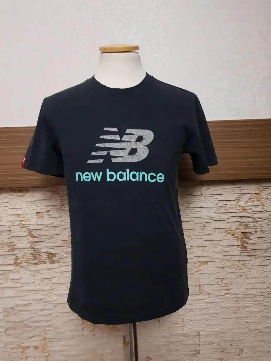 Round T-shirt (New Balance)