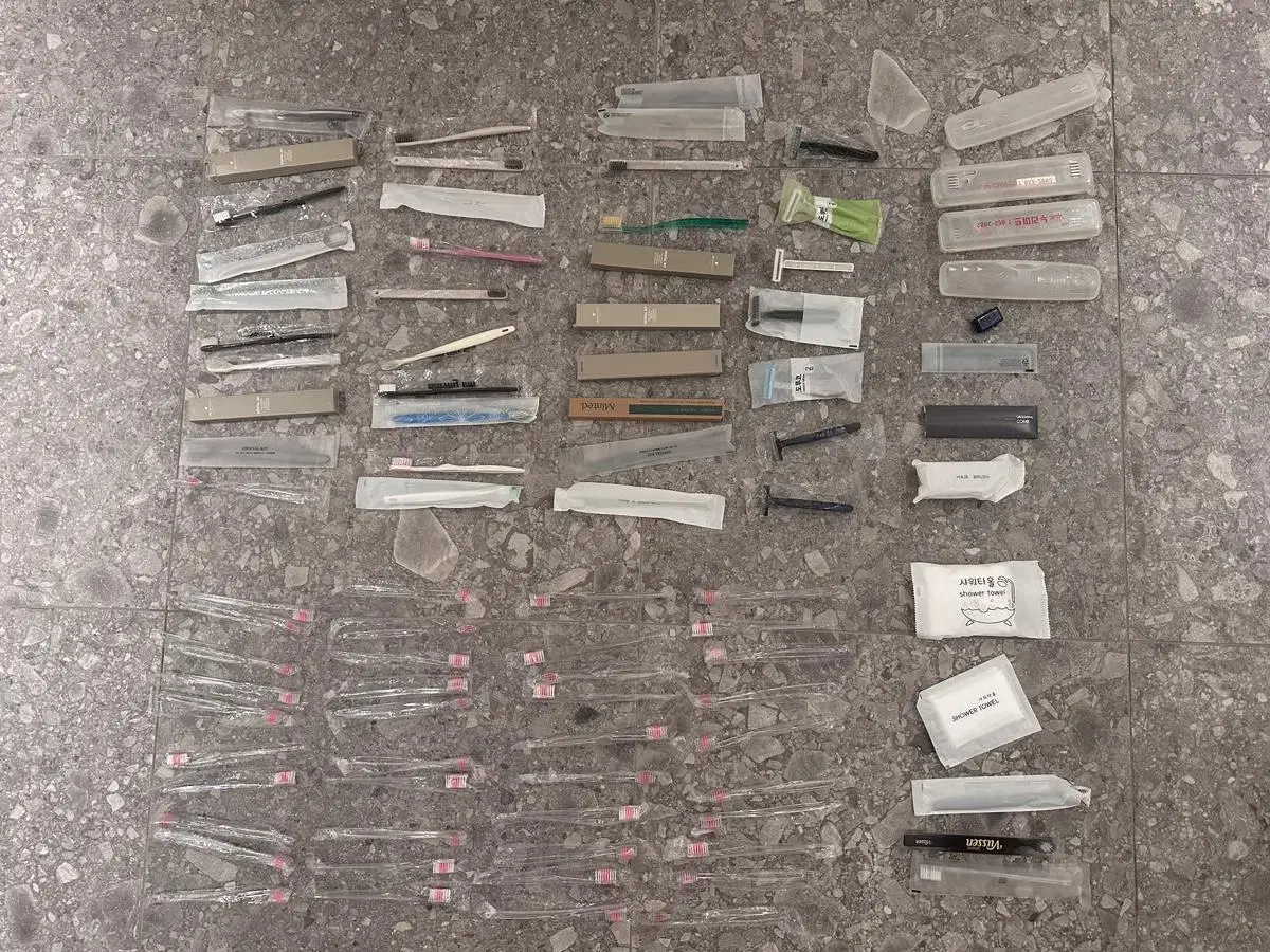 [unused] 73 toothbrushes and 5 cases, 7 razors including Doruko, and combs.