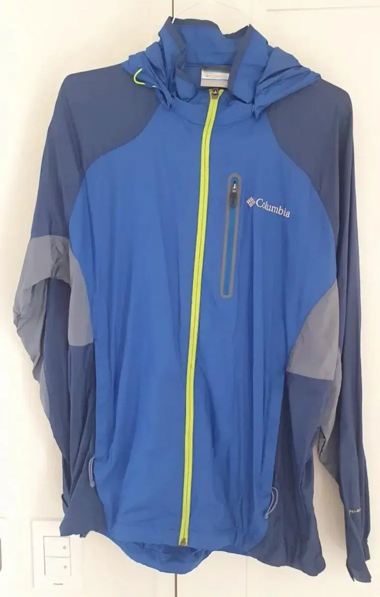 Windbreaker XL for mountaineering in Colombia