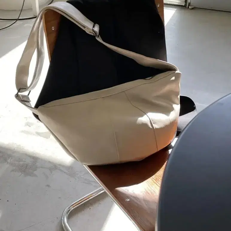 쓰리컷 croissant leather bag