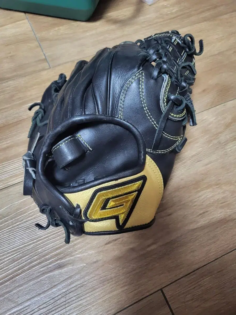 Gold Oh Ji-hwan 1st Class Infield Glove