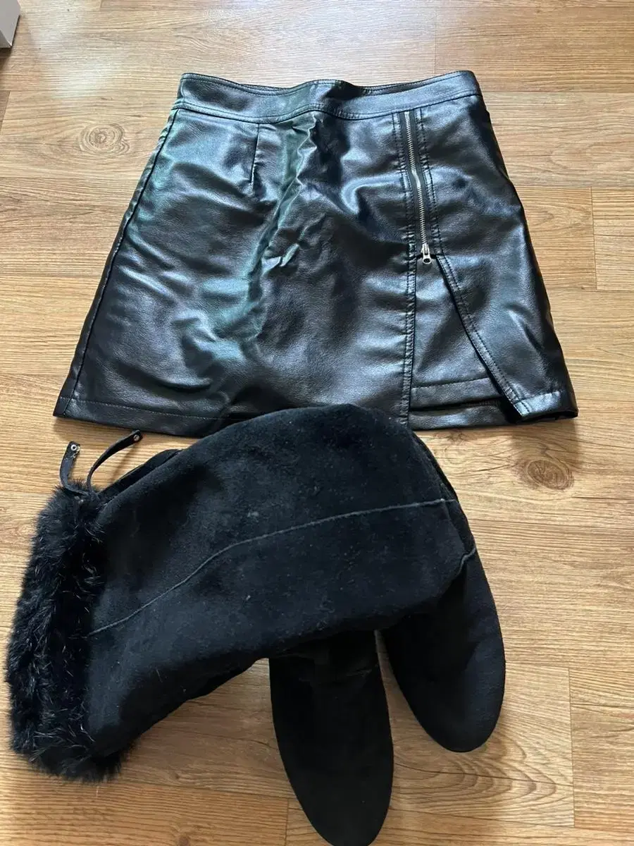 Leather skirt and mid-calf boots set for sale on Unpo 2.0