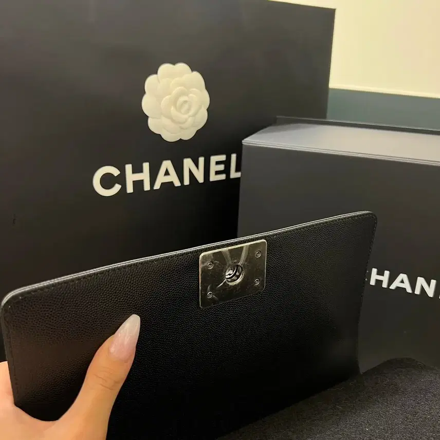 샤넬 [새제품/내장칩] 보이백 캐비어 미디움 은장 블랙 미디움 플랩 숄더 사진 5