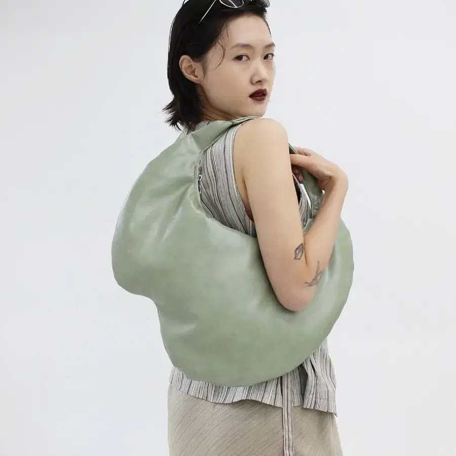 콜로신스 Shell Brooke Bag l Olive